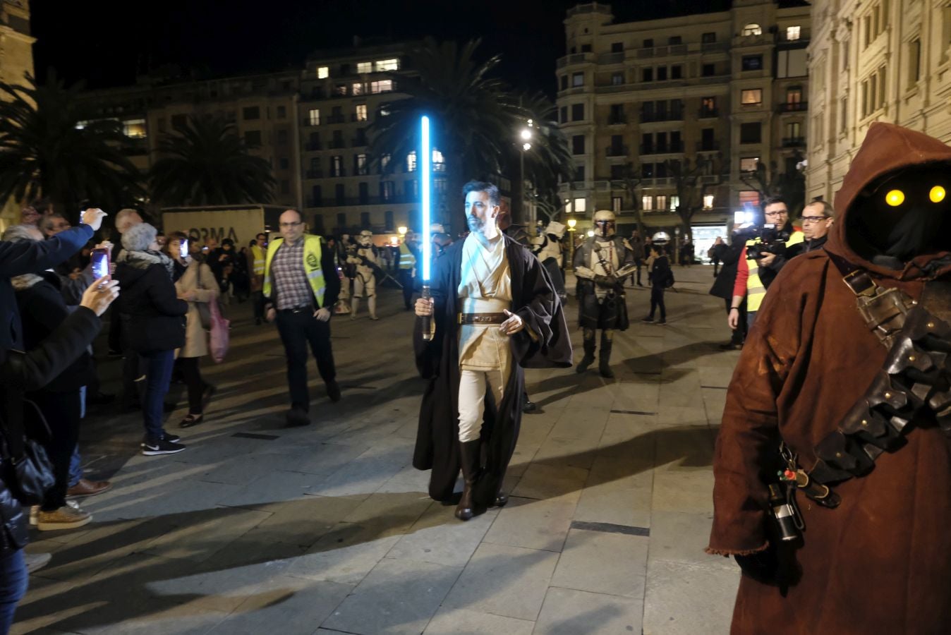 Cientos de personas acompañan a los personajes de la saga alrededor del Victoria Eugenia.