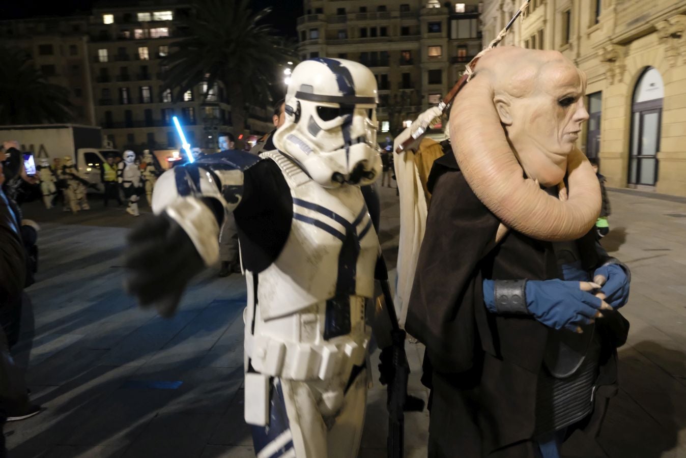 Cientos de personas acompañan a los personajes de la saga alrededor del Victoria Eugenia.