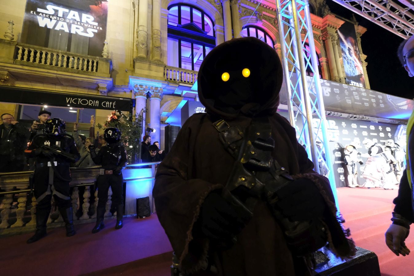 Cientos de personas acompañan a los personajes de la saga alrededor del Victoria Eugenia.