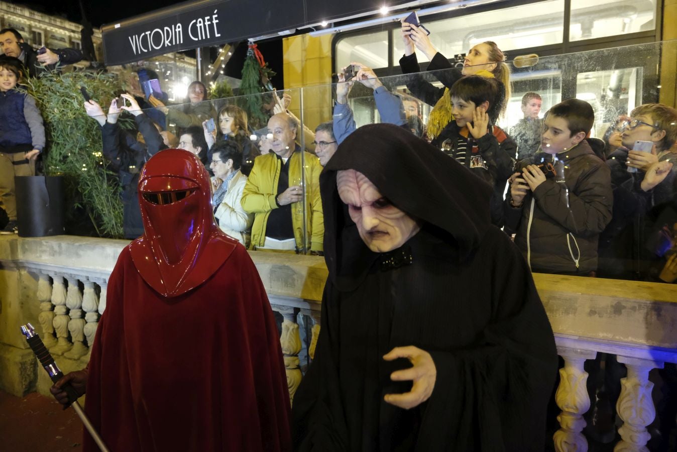 Cientos de personas acompañan a los personajes de la saga alrededor del Victoria Eugenia.