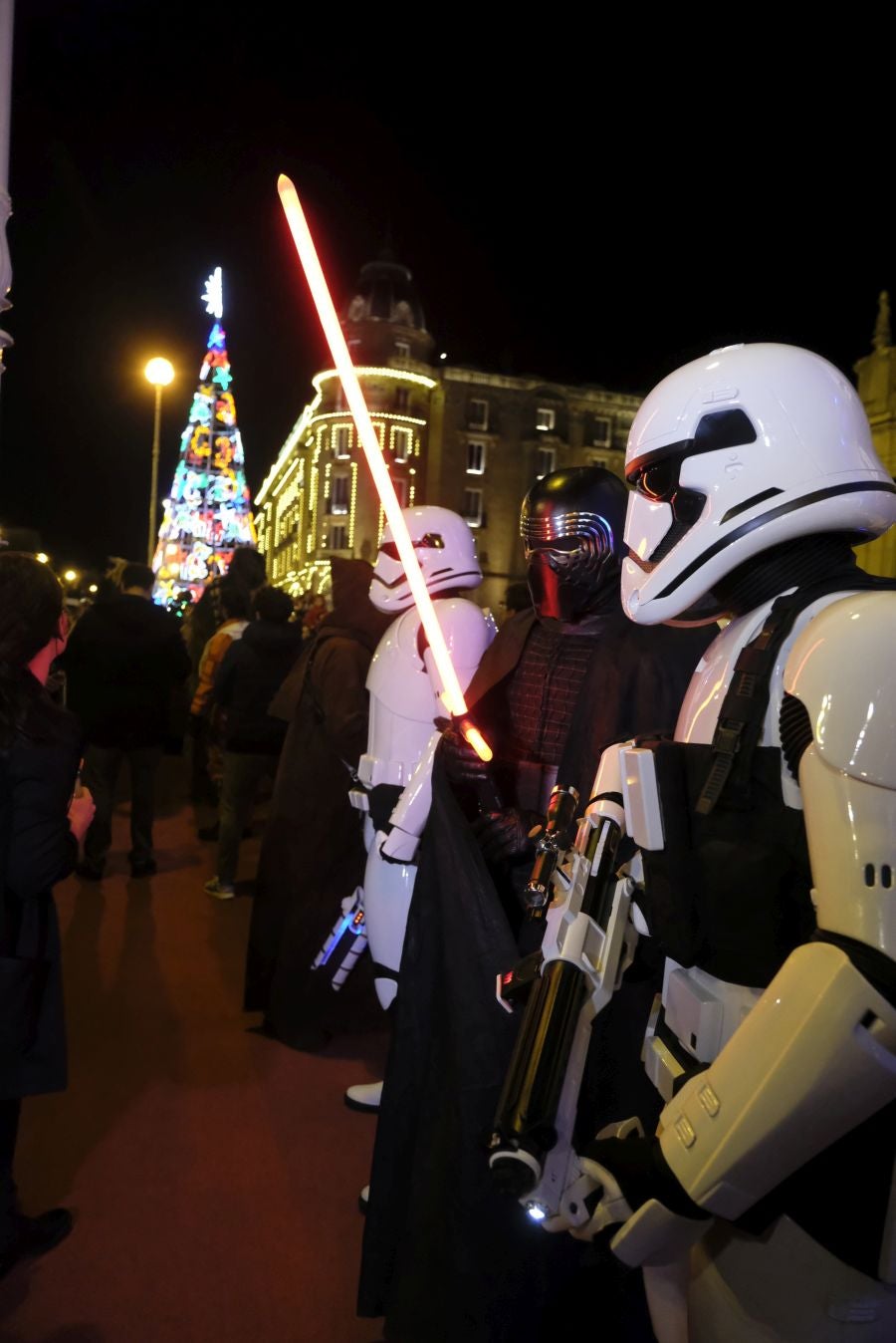 Cientos de personas acompañan a los personajes de la saga alrededor del Victoria Eugenia.