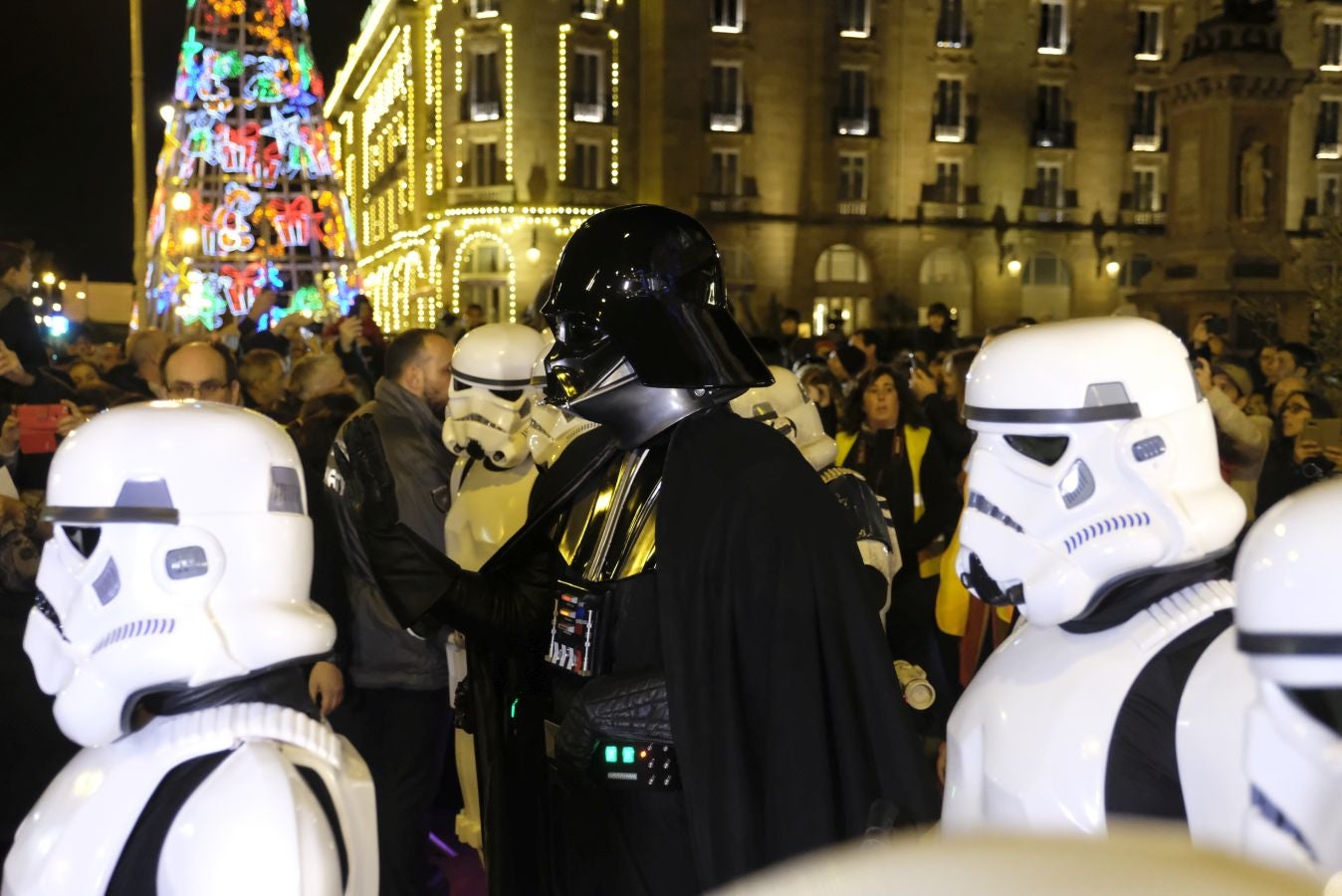Cientos de personas acompañan a los personajes de la saga alrededor del Victoria Eugenia.