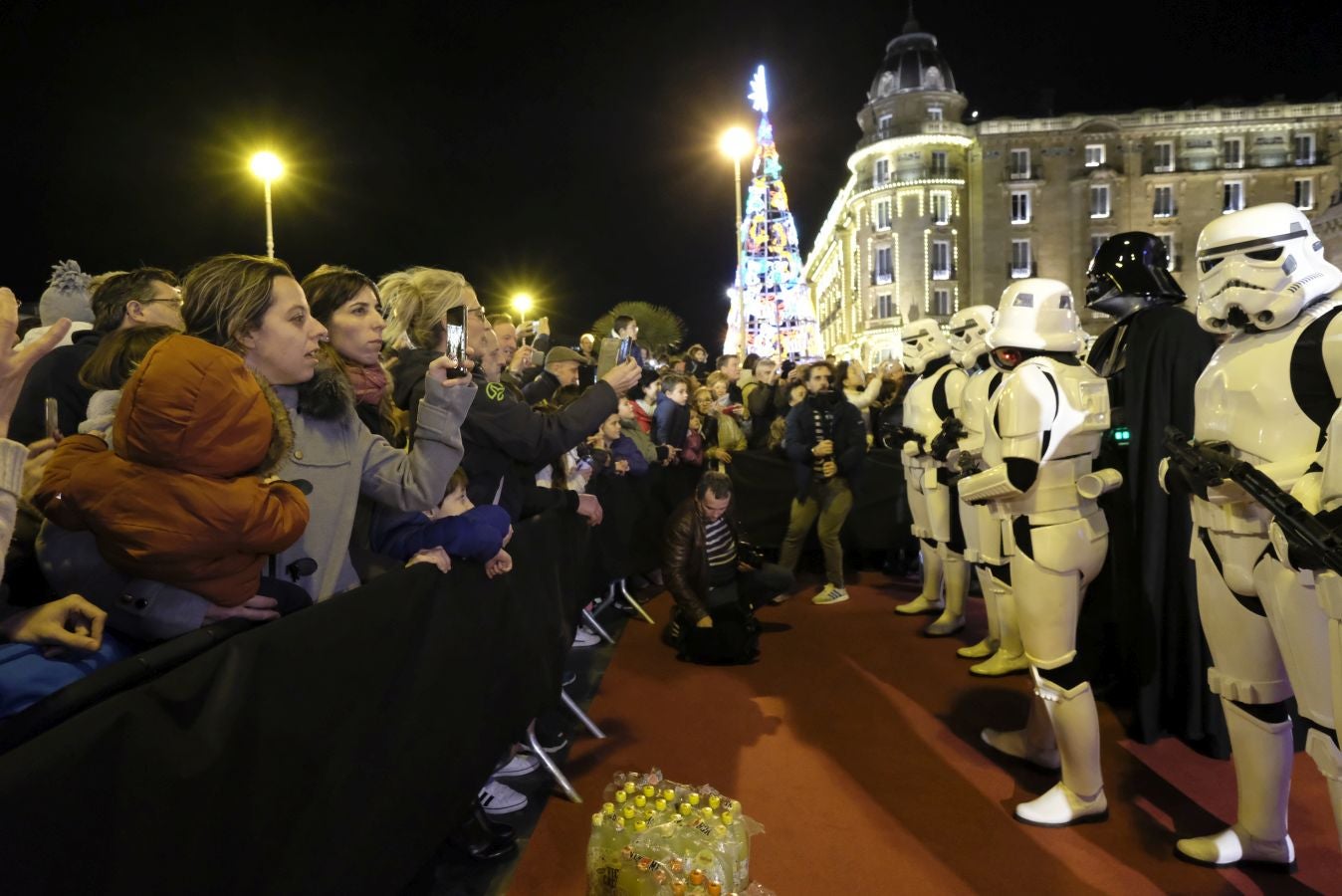 Cientos de personas acompañan a los personajes de la saga alrededor del Victoria Eugenia.