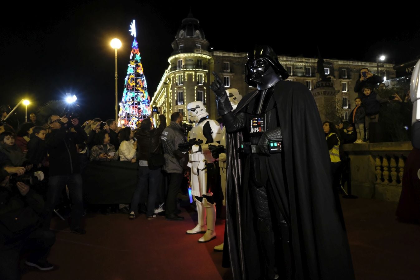 Cientos de personas acompañan a los personajes de la saga alrededor del Victoria Eugenia.