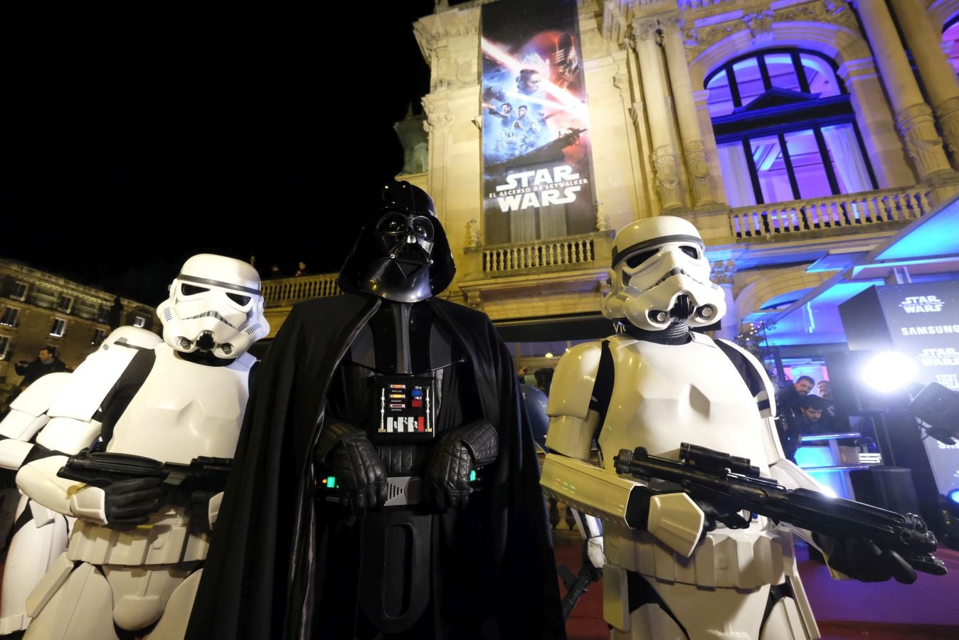 Cientos de personas acompañan a los personajes de la saga alrededor del Victoria Eugenia.