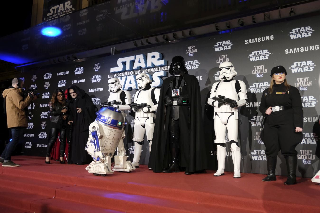 Cientos de personas acompañan a los personajes de la saga alrededor del Victoria Eugenia.