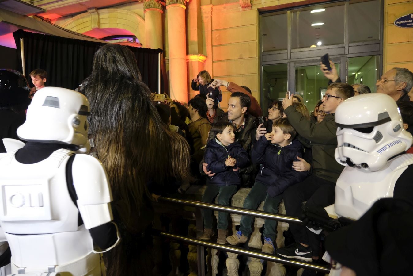 Cientos de personas acompañan a los personajes de la saga alrededor del Victoria Eugenia.