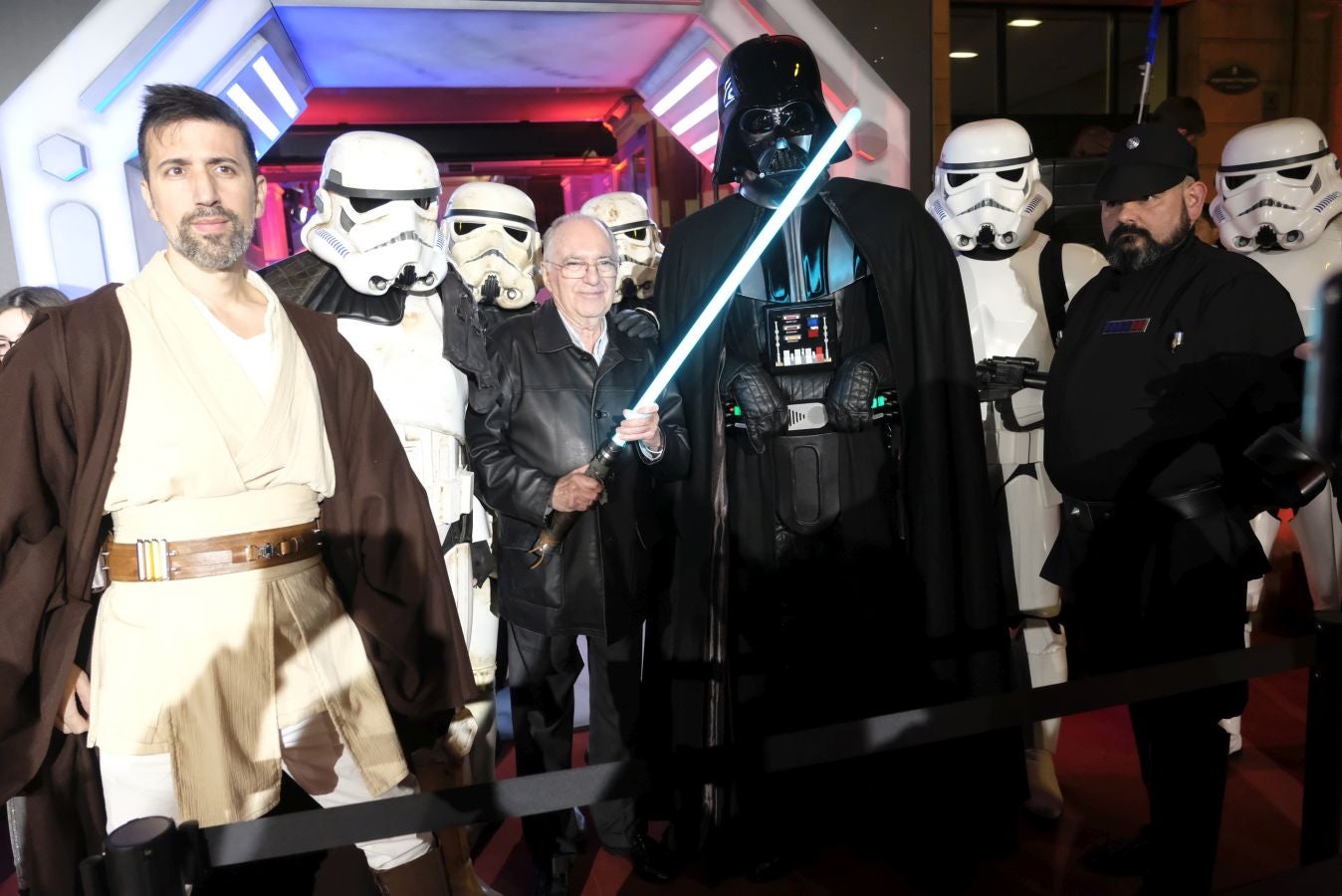 Cientos de personas acompañan a los personajes de la saga alrededor del Victoria Eugenia.