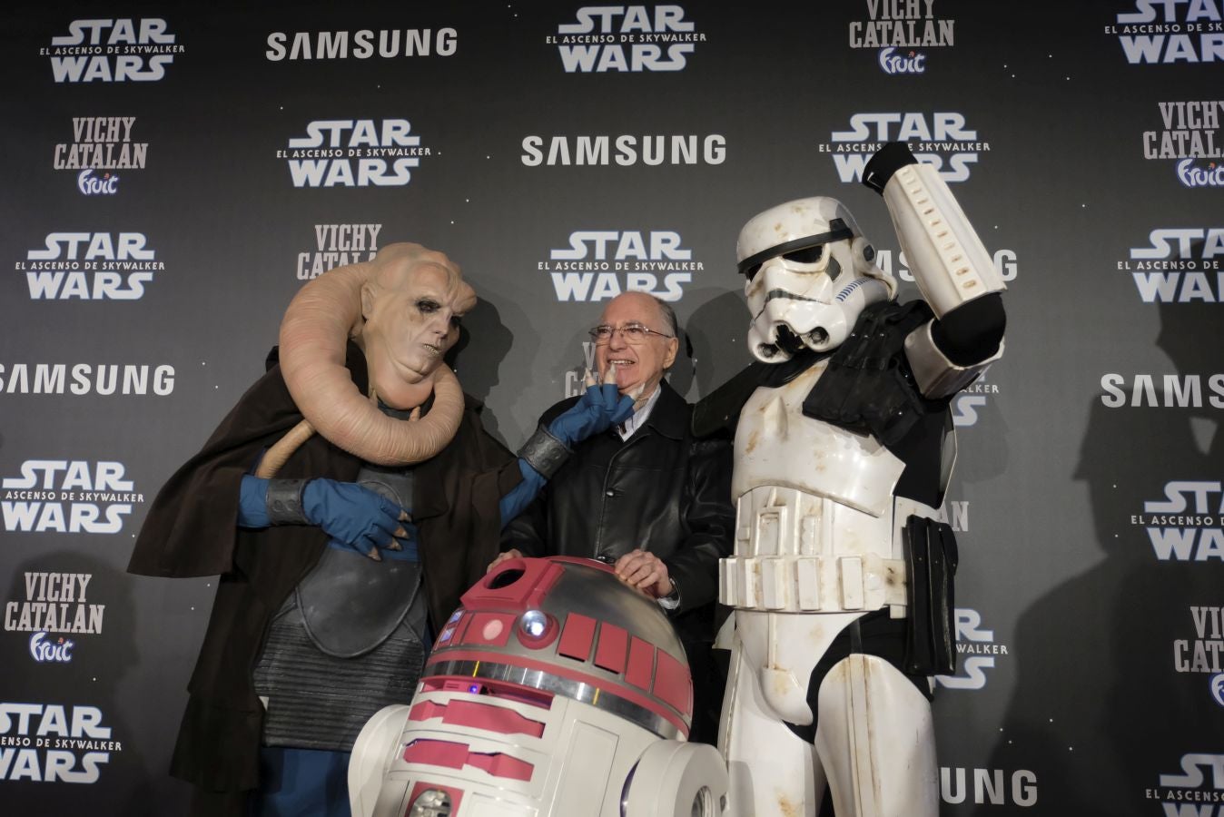 Cientos de personas acompañan a los personajes de la saga alrededor del Victoria Eugenia.