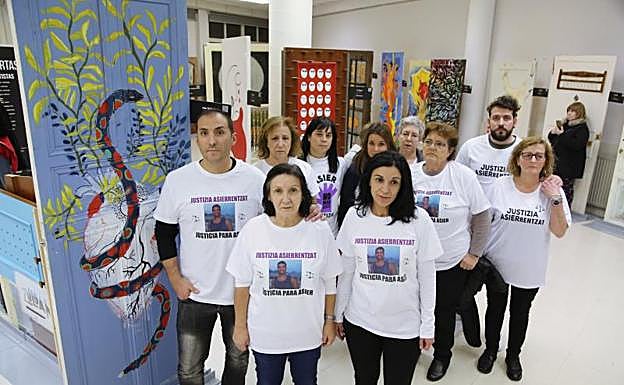 La madre, hermanos y allegados de Asier, junto a su 'puerta' como víctima de violencia machista