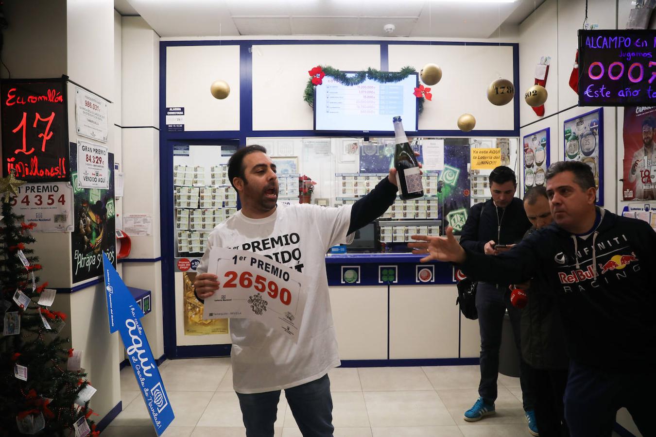 Un lotero de Sevilla celebra haber repartido el Gordo.