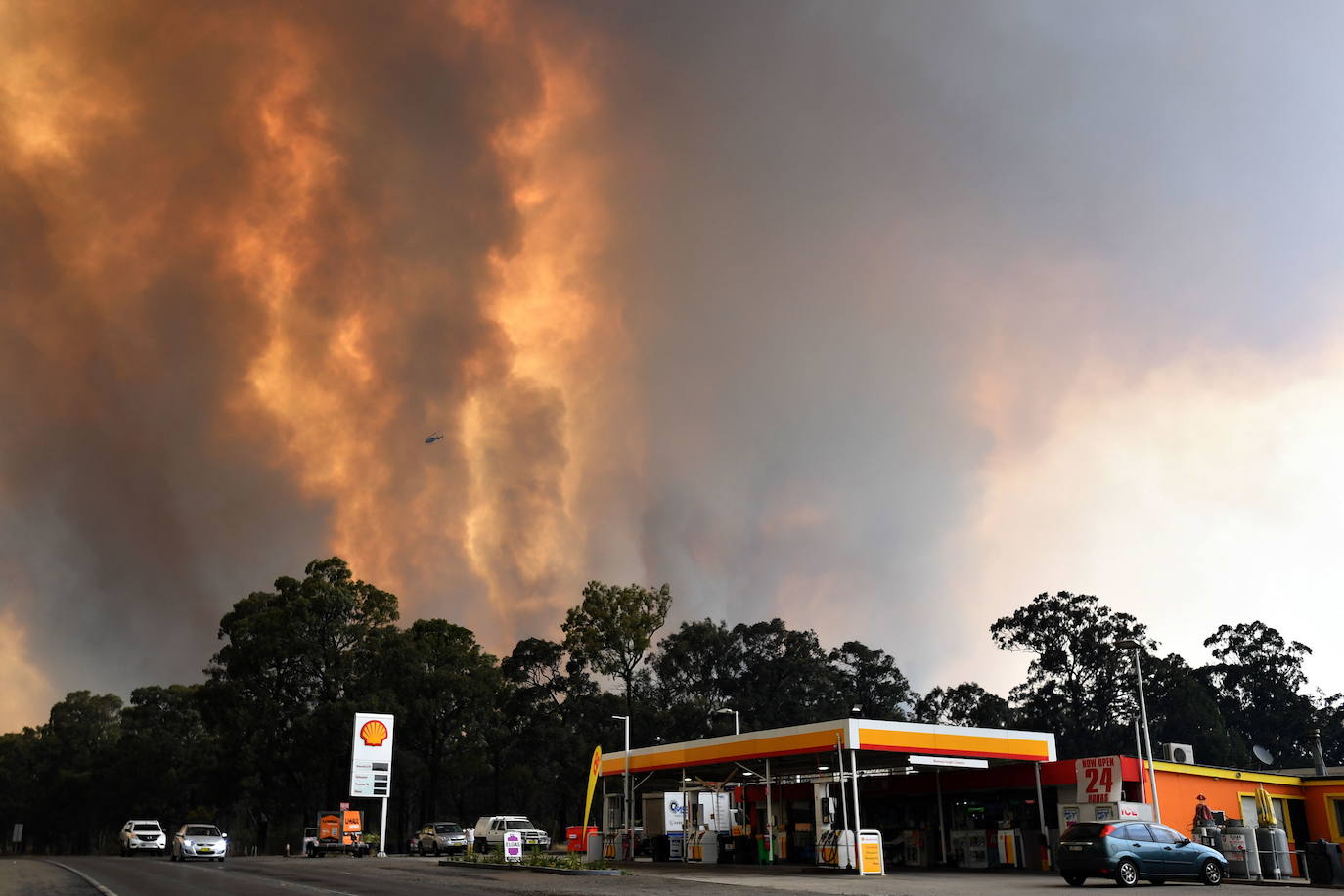 El humo se acerca a la autopista cerca de Tahmoor, a 100 kilómetros de Sidney