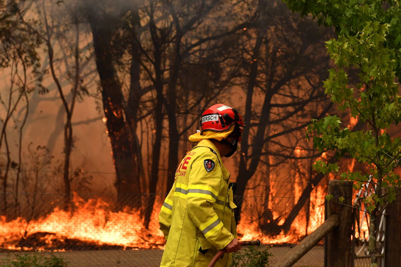 Un bombero forestal lucha contra las llamas en Bilpin, a 88 kilómetros de Sidney 