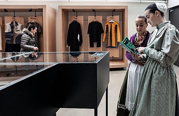 Dos jóvenes, en Kutxa Kultur de Tabakalera, con el traje de baserritarra. Estos días puede visitarse una exposición al respecto.
