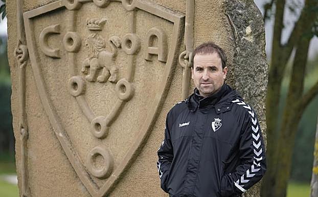 Jagoba Arrasate, apoyado sobre un escudo de Osasuna esculpido en piedra en las instalaciones de Tajonar
