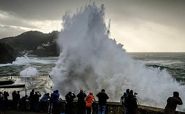 Temporal en Gipuzkoa: Alarma roja por olas para este domingo