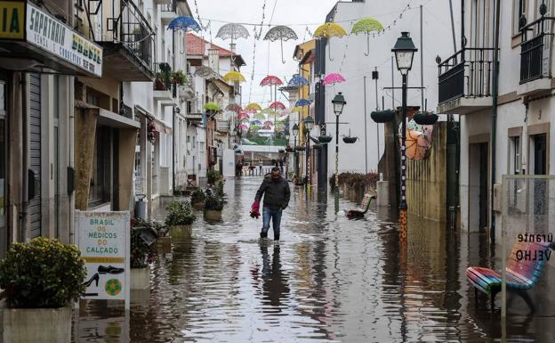 Una de las calles innundadas por la borrasca 'Elsa' en Agueda, Portugal.