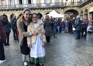 Imagen secundaria 1 - 1.- Alazne con su perro 'Goku' en la plaza de Santo Tomás | 2.- Enara y su hija Iara antes de la ver la cerda | 3.- Conversación de Amaia con su hermana que vive en Chile 