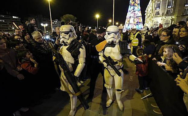Las tropas imperiales deleitaron a niños y mayores