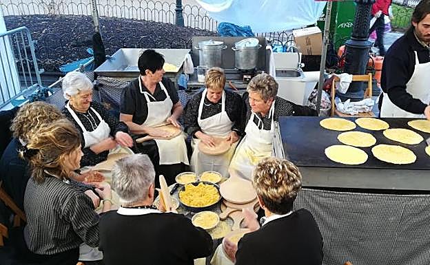 Imagen. Gran ambiente en Donostia desde primera hora de la mañana.