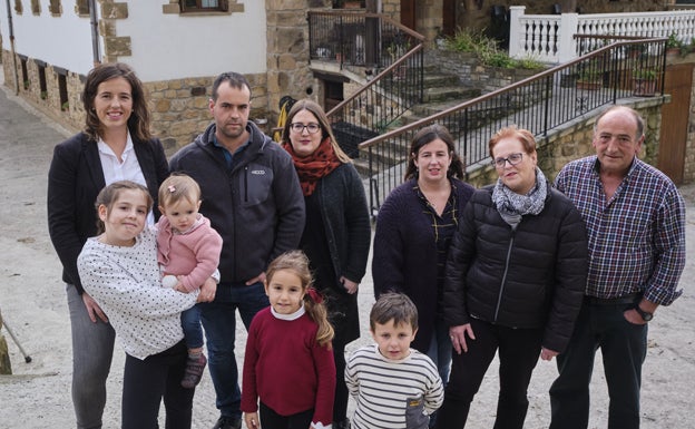 La familia Aramendi Galarraga al completo en el caserío Karakas Zar