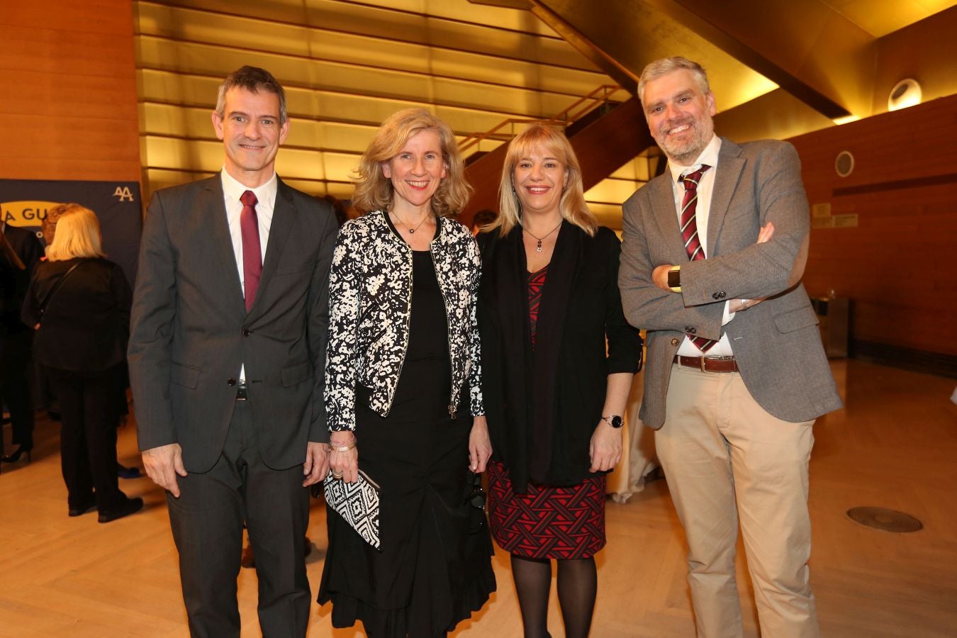 Invitados del mundo de la política, deportistas, comunicadores, patrocinadores y colaboradores posan en el photocall previo al Concierto de Navidad y en el cóctel posterior al evento