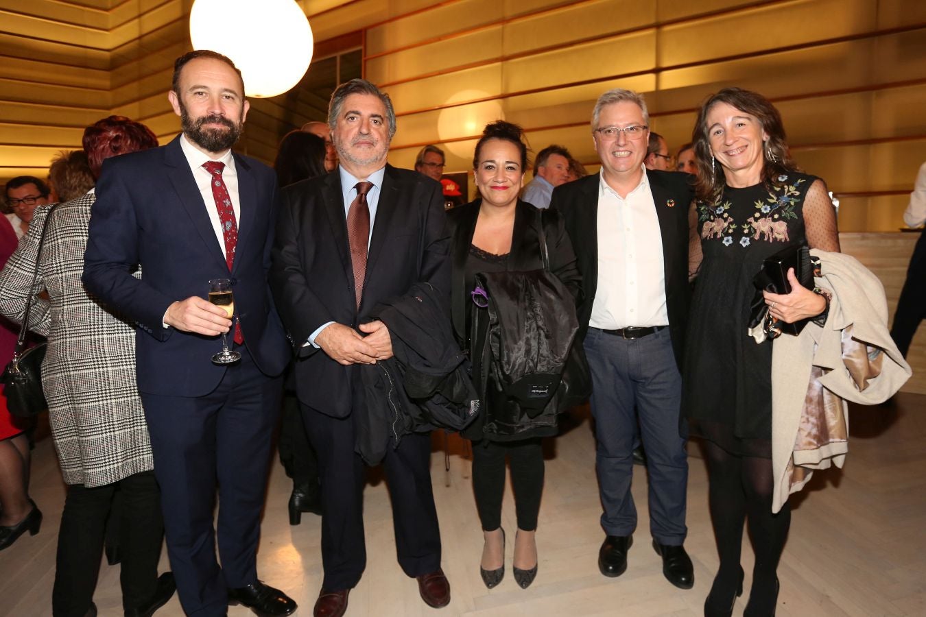 Invitados del mundo de la política, deportistas, comunicadores, patrocinadores y colaboradores posan en el photocall previo al Concierto de Navidad y en el cóctel posterior al evento