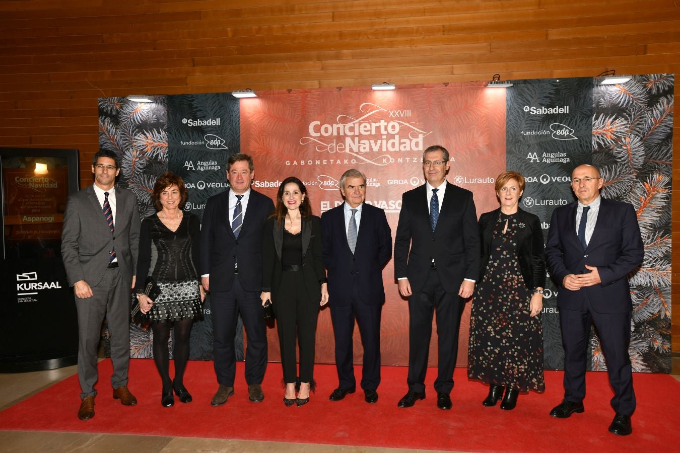 Invitados del mundo de la política, deportistas, comunicadores, patrocinadores y colaboradores posan en el photocall previo al Concierto de Navidad y en el cóctel posterior al evento