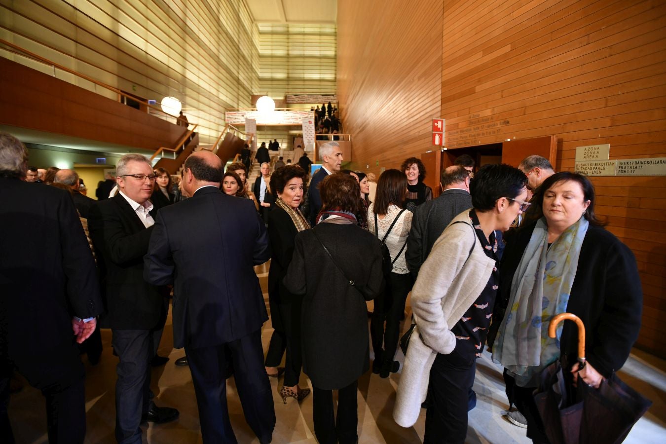 Invitados del mundo de la política, deportistas, comunicadores, patrocinadores y colaboradores posan en el photocall previo al Concierto de Navidad y en el cóctel posterior al evento