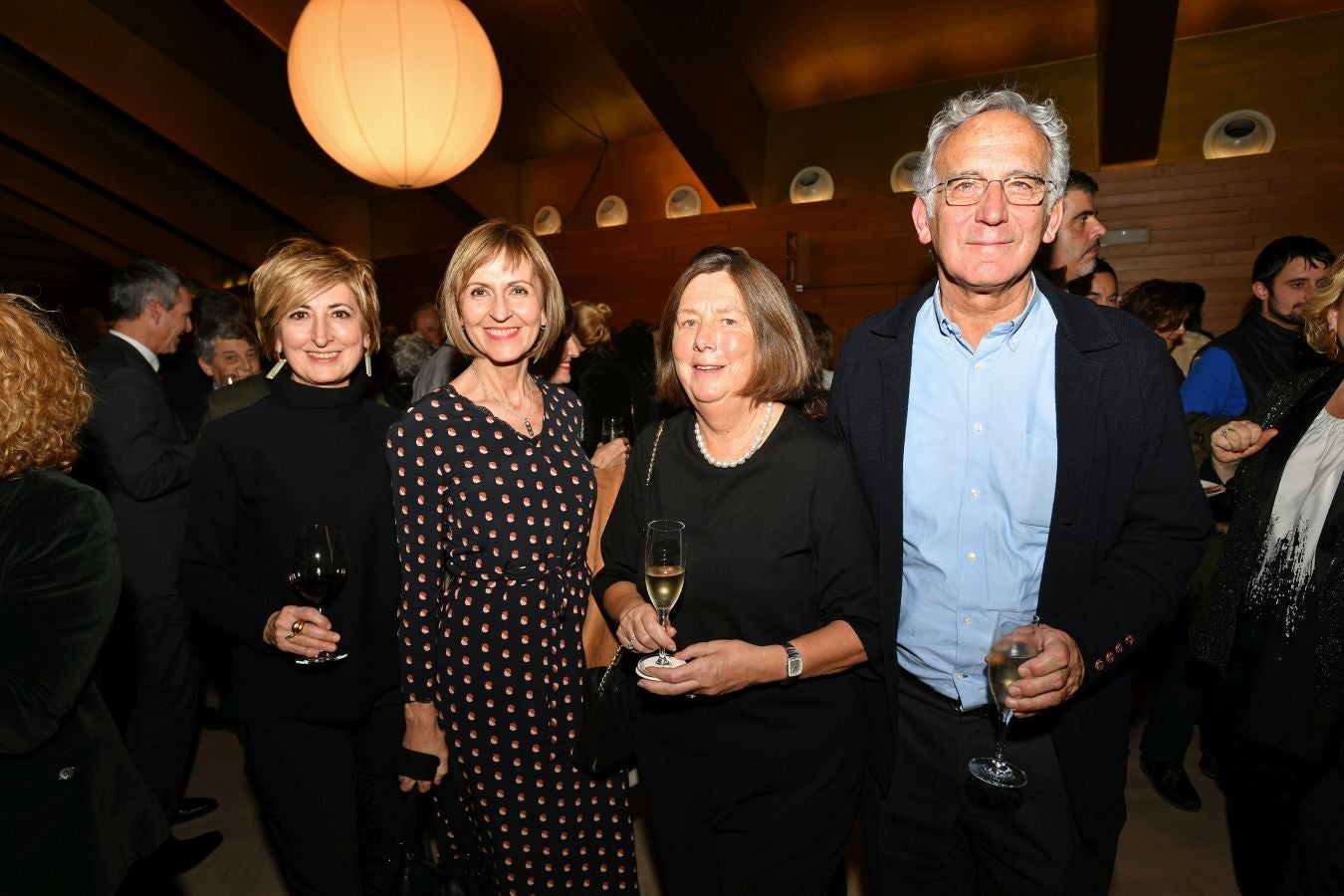 Invitados del mundo de la política, deportistas, comunicadores, patrocinadores y colaboradores posan en el photocall previo al Concierto de Navidad y en el cóctel posterior al evento