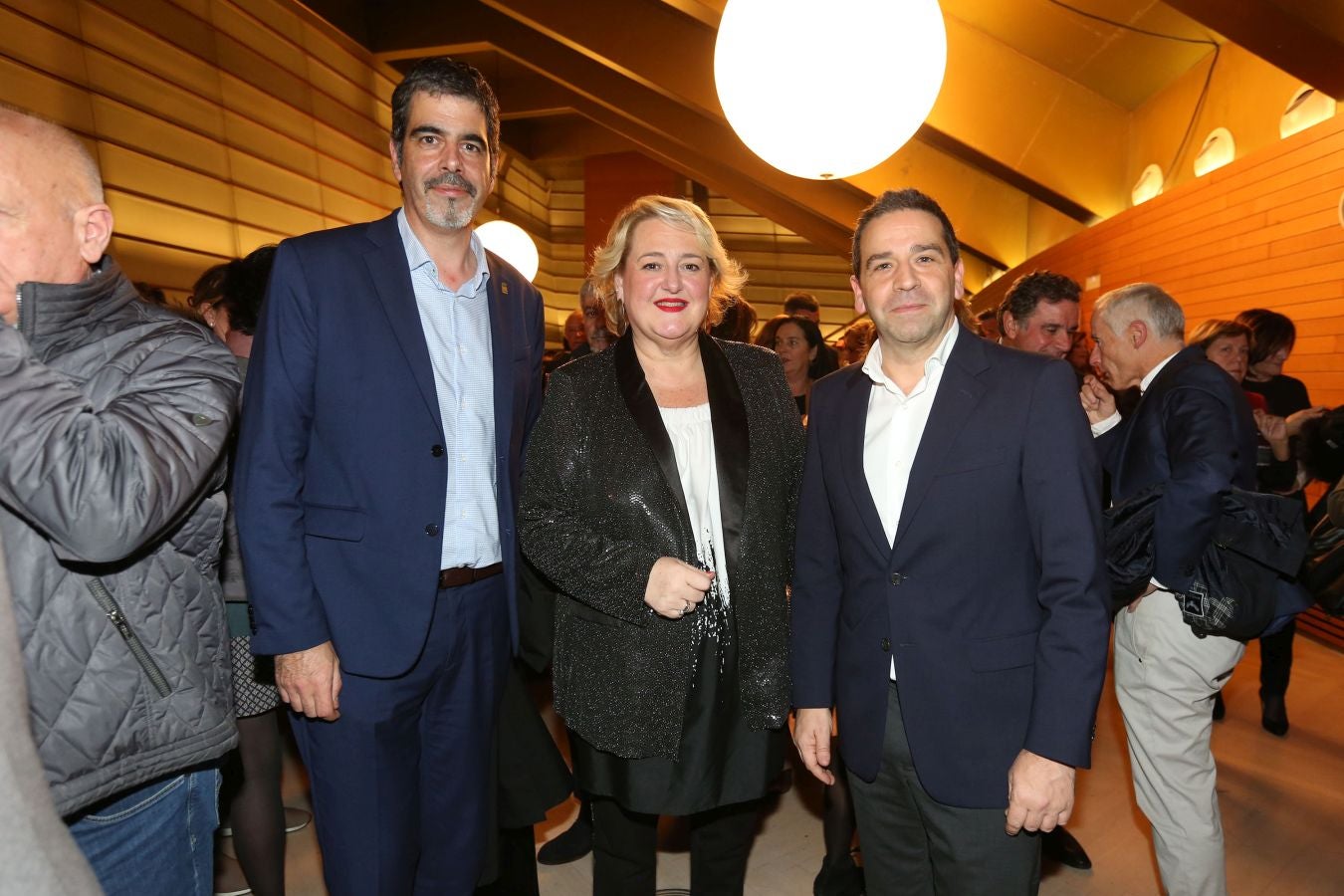 Invitados del mundo de la política, deportistas, comunicadores, patrocinadores y colaboradores posan en el photocall previo al Concierto de Navidad y en el cóctel posterior al evento