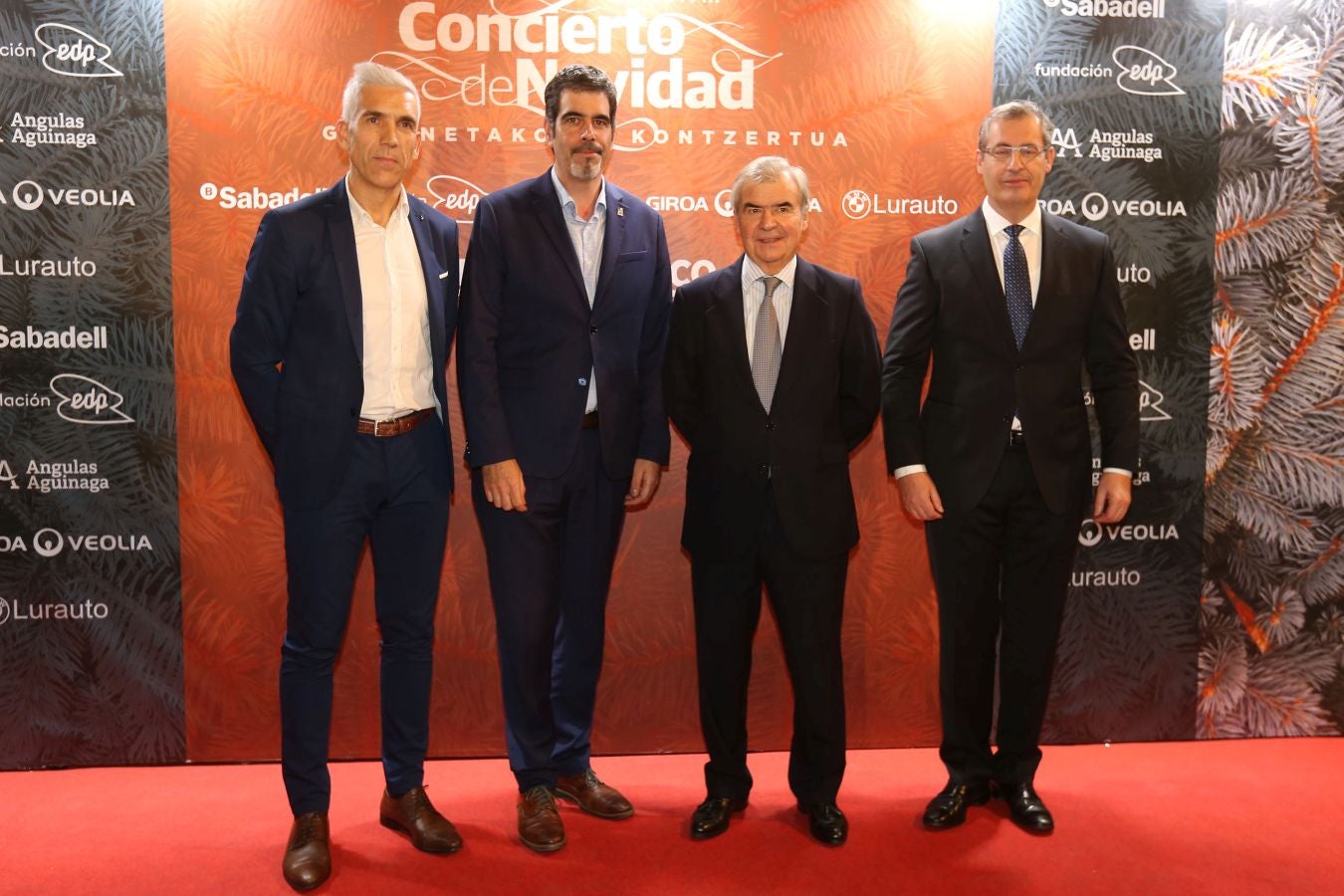 Invitados del mundo de la política, deportistas, comunicadores, patrocinadores y colaboradores posan en el photocall previo al Concierto de Navidad y en el cóctel posterior al evento
