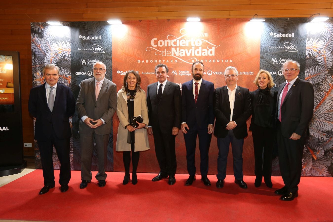 Invitados del mundo de la política, deportistas, comunicadores, patrocinadores y colaboradores posan en el photocall previo al Concierto de Navidad y en el cóctel posterior al evento