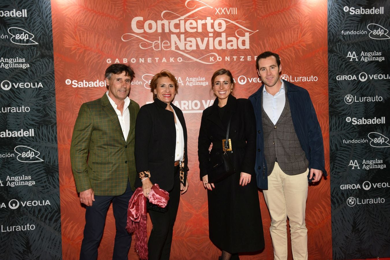Invitados del mundo de la política, deportistas, comunicadores, patrocinadores y colaboradores posan en el photocall previo al Concierto de Navidad y en el cóctel posterior al evento