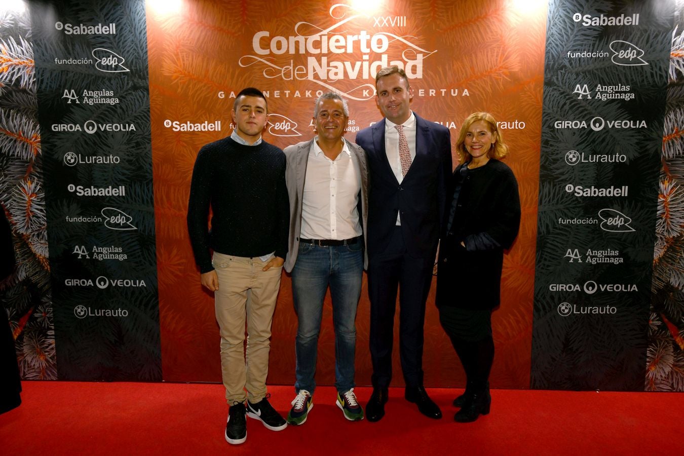 Invitados del mundo de la política, deportistas, comunicadores, patrocinadores y colaboradores posan en el photocall previo al Concierto de Navidad y en el cóctel posterior al evento