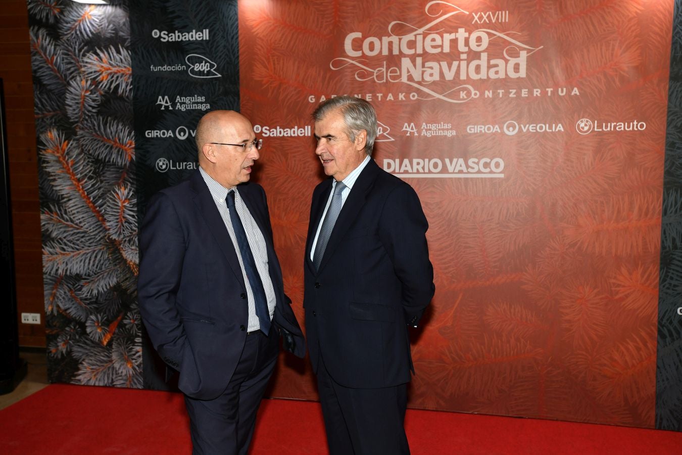 Invitados del mundo de la política, deportistas, comunicadores, patrocinadores y colaboradores posan en el photocall previo al Concierto de Navidad y en el cóctel posterior al evento