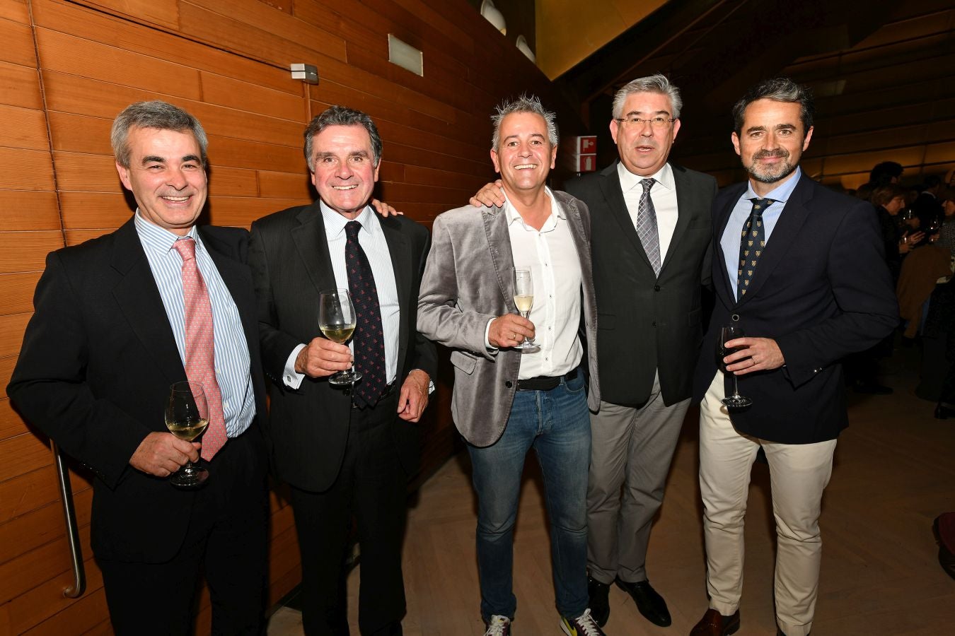 Invitados del mundo de la política, deportistas, comunicadores, patrocinadores y colaboradores posan en el photocall previo al Concierto de Navidad y en el cóctel posterior al evento