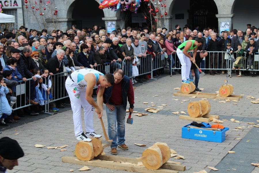 Los talos y las txistorras han tomado las calles de Azpeitia convirtiéndose los protagonistas indiscutibles. 