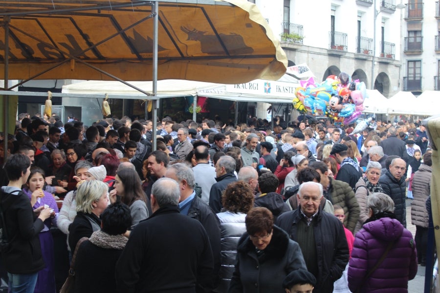 Los talos y las txistorras han tomado las calles de Azpeitia convirtiéndose los protagonistas indiscutibles. 