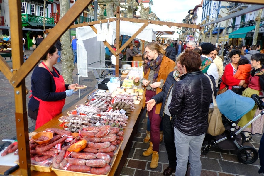 En la muga también se ha celebrado la festividad de Santo Tomás. Así, iruneses y hondarribitarras han podido disfrutar de los talos y de las txistorras hasta primera hora de la tarde. 