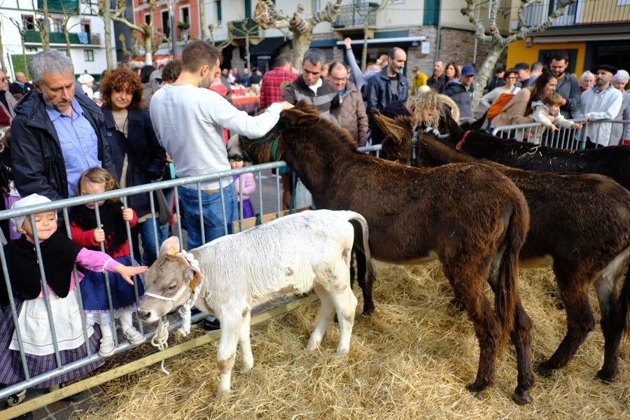 En la muga también se ha celebrado la festividad de Santo Tomás. Así, iruneses y hondarribitarras han podido disfrutar de los talos y de las txistorras hasta primera hora de la tarde. 
