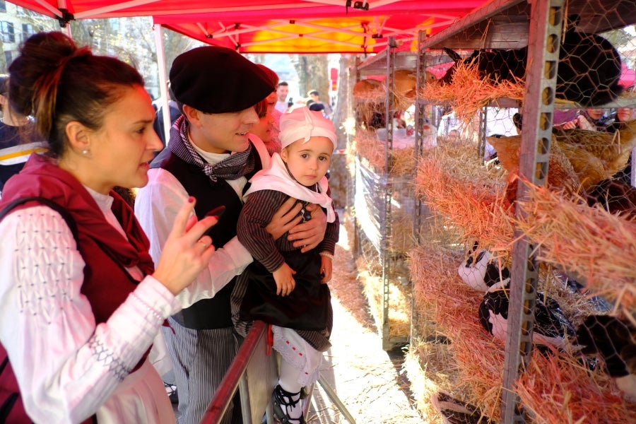 En la muga también se ha celebrado la festividad de Santo Tomás. Así, iruneses y hondarribitarras han podido disfrutar de los talos y de las txistorras hasta primera hora de la tarde. 