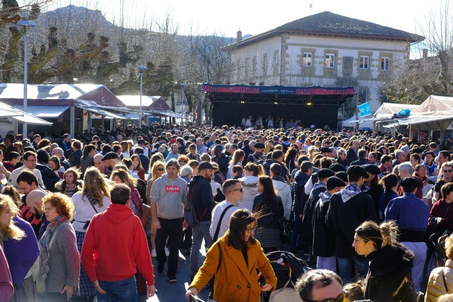 En la muga también se ha celebrado la festividad de Santo Tomás. Así, iruneses y hondarribitarras han podido disfrutar de los talos y de las txistorras hasta primera hora de la tarde. 