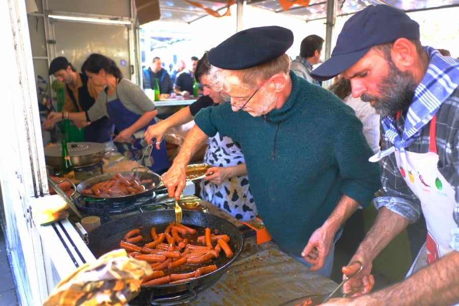 En la muga también se ha celebrado la festividad de Santo Tomás. Así, iruneses y hondarribitarras han podido disfrutar de los talos y de las txistorras hasta primera hora de la tarde. 