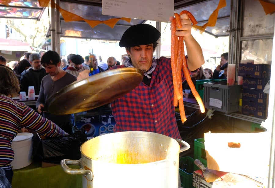 En la muga también se ha celebrado la festividad de Santo Tomás. Así, iruneses y hondarribitarras han podido disfrutar de los talos y de las txistorras hasta primera hora de la tarde. 