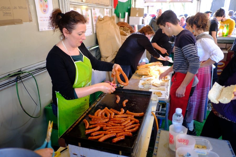 En la muga también se ha celebrado la festividad de Santo Tomás. Así, iruneses y hondarribitarras han podido disfrutar de los talos y de las txistorras hasta primera hora de la tarde. 