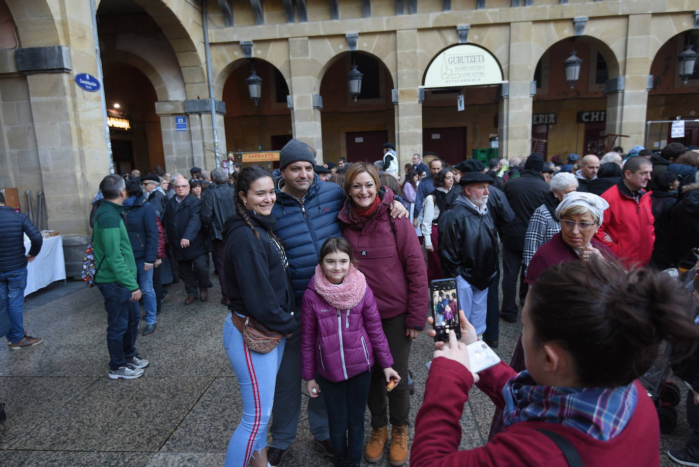 Ambiente festivo en Donostia desde bien temprano. 
