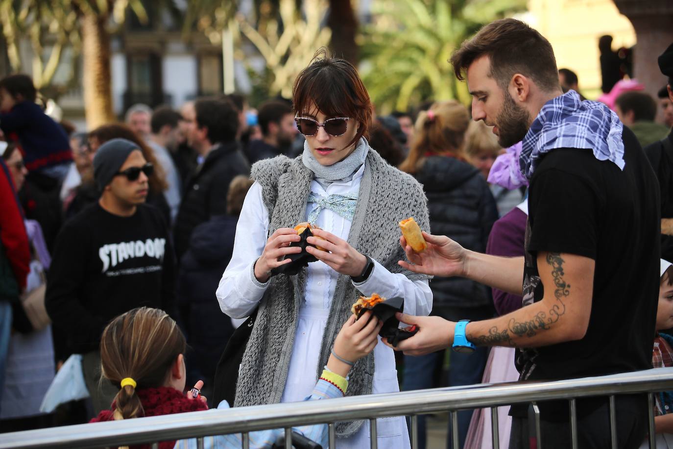 Ambiente festivo en Donostia desde bien temprano. 