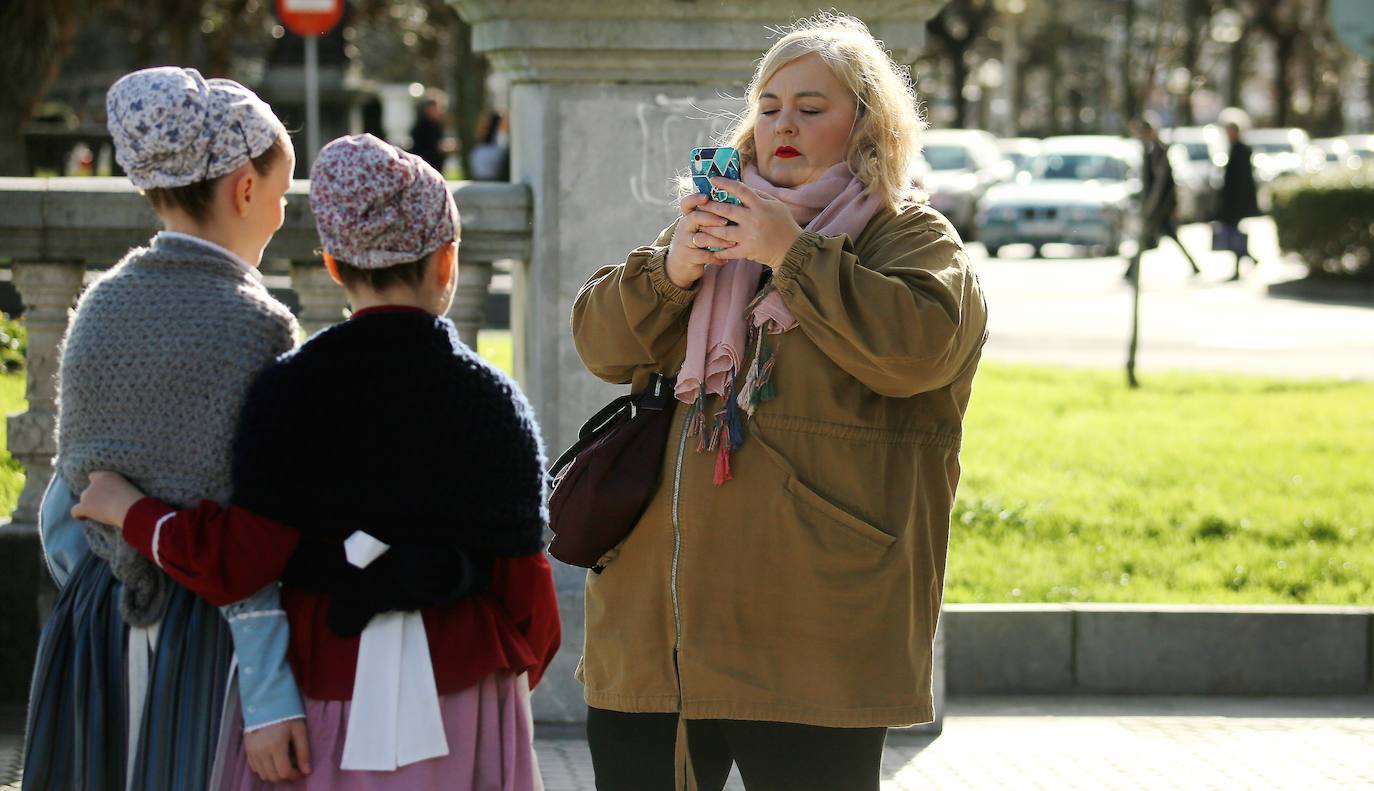 Ambiente festivo en Donostia desde bien temprano. 