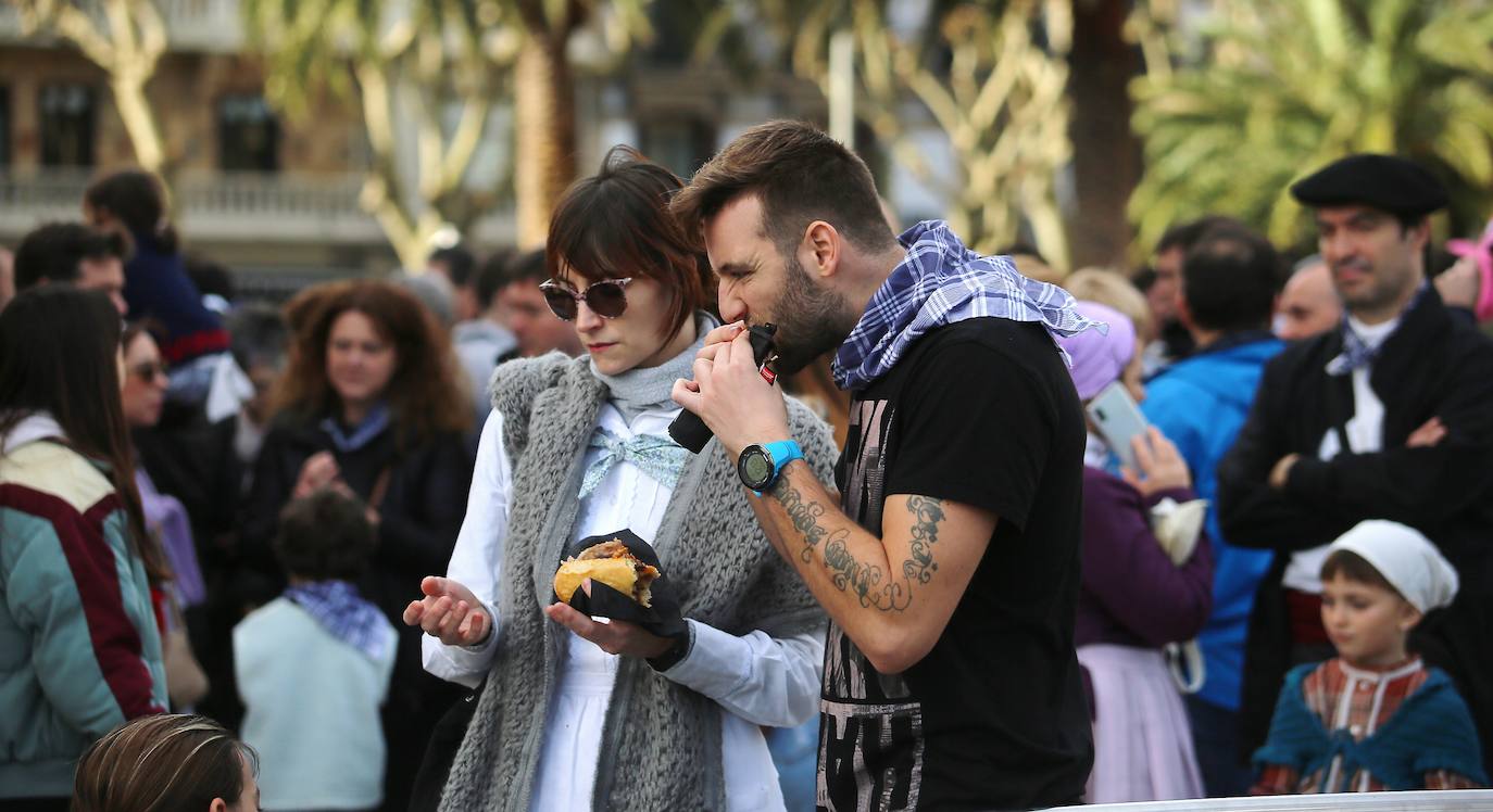 Ambiente festivo en Donostia desde bien temprano. 